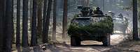 Soldaten fahren mit zwei GTK Boxern durch einen Wald