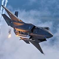 Ein Kampfflugzeug in der Luft