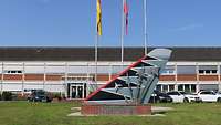 Vor dem Stabsgebäude in Wittmund ist ein Heckflügel eines Eurofighters.