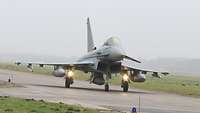 Ein Eurofighter rollt über den nebligen Flugplatz in Wittmund.