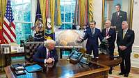 Kriegsminister und Senatoren im Oval Office mit Präsident Trump