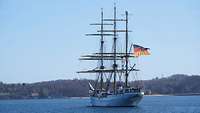 Das Segelschulschiff Gorch Fock fährt auf einem Gewässer.
