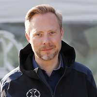 Portätfoto eines Mannes mit hellroten, grauen Haaren und Bart