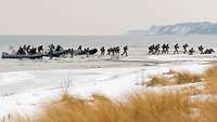 Soldaten bei einer Landungsübung am Strand