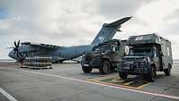 Medizinische Militärfahrzeuge stehen auf einem Rollfeld neben einem Airbus A400M