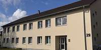 Zweistöckiges, beiges Gebäude mit der Nummer 29