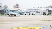 Eurofighter auf dem Vorfeld des Flughafens Lübeck-Blankensee, im Hintergrund zivile Terminalgebäude.