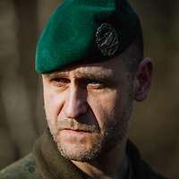 Ein Soldat mit grünem Barett im Porträt