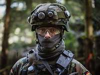 Ein mit Schal vermummter Soldat im Porträt