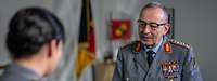 Eine Soldatin spricht mit Generalinspekteur Carsten Breuer in einem Büro.