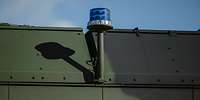 Blick auf eine blaue Rundumleuchte an einem Militärfahrzeug