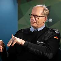 Oberstarzt Prof. Dr. Peter Zimmermann beantwortet Fragen 