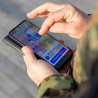 eine Person hält ein Handy in der Hand