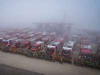 Die teilnehmenden Feuerwehrleute und Feuerwehrfahrzeuge. Im Hintergrund eine A400M Flugzeugattrappe.