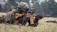 Ein Soldat auf der Schießbahn im liegenden Anschlag mit einem Sturmgewehr G95