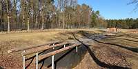 Blick auf die Hindernisbahn mit verschiedenen Hindernissen aus Holz und Metall