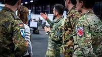 Gehören alle zum Blue Team der Bundeswehr: Vier Soldaten aus D, A, CH, LU sowie eine Zivilistin.