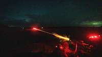 Im Dunkeln wird von einem MG5 Munition verschossen eine Leuchtspur mit roter Spitze entsteht.