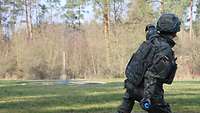 Ein Soldat wirft eine Handgranate.