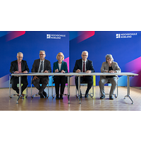 Mehrere Personen sitzen an einem Tisch.