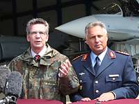 Minister de Maizière bei der Luftwaffe
