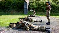 Mehrere Soldaten liegend mit Gewehren im Anschlag