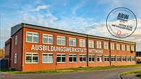 Ein Gebäude mit einem großen Schriftzug.
