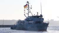 Das Minenjagdboot „Fulda“ in See.