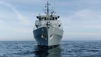 Ein graues Marineschiff in See.