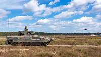 Schützenpanzer Puma der Bundeswehr mit Drohne im Einsatz auf dem Übungsplatz in Munster