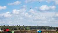 Mehrere Drohnen der Bundeswehr fliegen als Schwarm über den Übungsplatz in Munster.