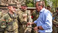 Verteidigungsminister Pistorius schüttelt einem Soldaten die Hand.