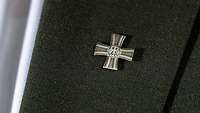 Nahaufnahme von einem Veteranenabzeichen der Bundeswehr an einem Jackett.