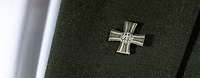 Nahaufnahme von einem Veteranenabzeichen der Bundeswehr an einem Jackett.
