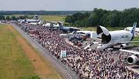 Vogelperspektive auf ILA-Gelände 2024 mit Menschenmassen und stehenden Flugzeugen.