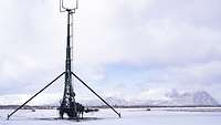 Die Antenne zur Kommunikation steht auf einer zugeschneiten Fläche in Norwegen.