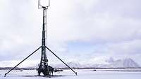 Die Antenne zur Kommunikation steht auf einer zugeschneiten Fläche in Norwegen.