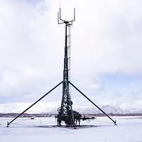 Die Antenne zur Kommunikation steht auf einer zugeschneiten Fläche in Norwegen.