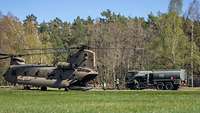 Soldaten bringen einen Schlauch vom Tankwagen zu einer CH-47.