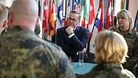 Defence Minister Pistorius stands at a table between soldiers