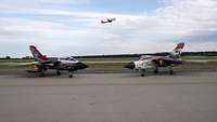 Ein deutscher und ein britischer Kampfjet Tornado in Sonderlackierung stehen auf dem ILA-Gelände.
