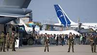 Reservisten vom Objektschutz der Luftwaffe bewachen auf dem ILA-Gelände militärische Waffensysteme.