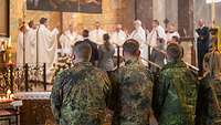 Soldatinnen und Soldaten beim Gottesdienst zum Weltfriedenstag in der St. Marien-Basilika in Bethen
