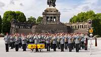 Musiker in Uniform mit Instrumenten