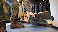 Ein Soldat nimmt ein paar Sportschuhe aus einem Spind.
