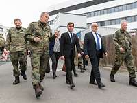 Soldaten und Zivilisten laufen.