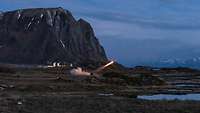Vor der Küste Norwegens feuert eine bodengestütztes Flugabwehrsystem NASAMS ein Geschoss ab.