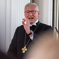 Militärbischof Dr. Bernhard Felmberg hält eine Rede. Er trägt ein Brustkreuz an einer langen Kette.