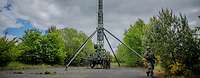 Soldaten stehen vor einem aufgebauten Antennenmast.