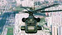 Ein Hubschrauber fliegt über eine Stadt in Bosnien und Herzegowina